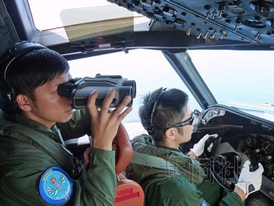 Nhân viên tổ lái máy bay tuần tra săn ngầm P-3C huấn luyện ngày 11 tháng 9 năm 2013.